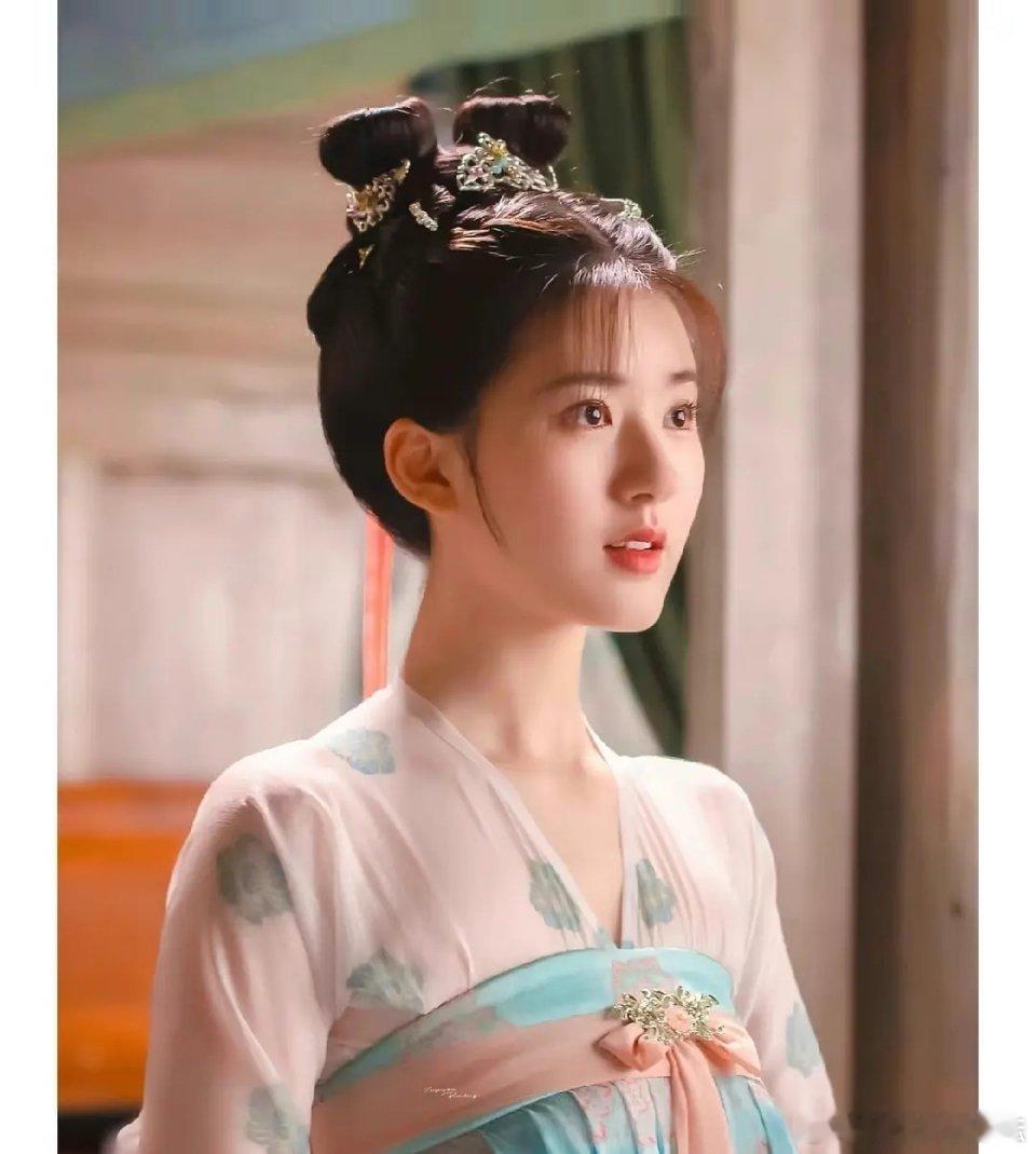 能不能把以前的陈芊芊还给我？当时多活泼可爱呀，现在感觉有点机械了 