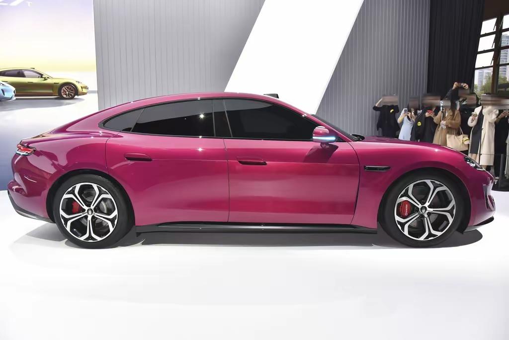 华为+上汽=华为尚界Z7
毋庸置疑，上汽的整体实力，造车经验比问界的赛力斯(前身