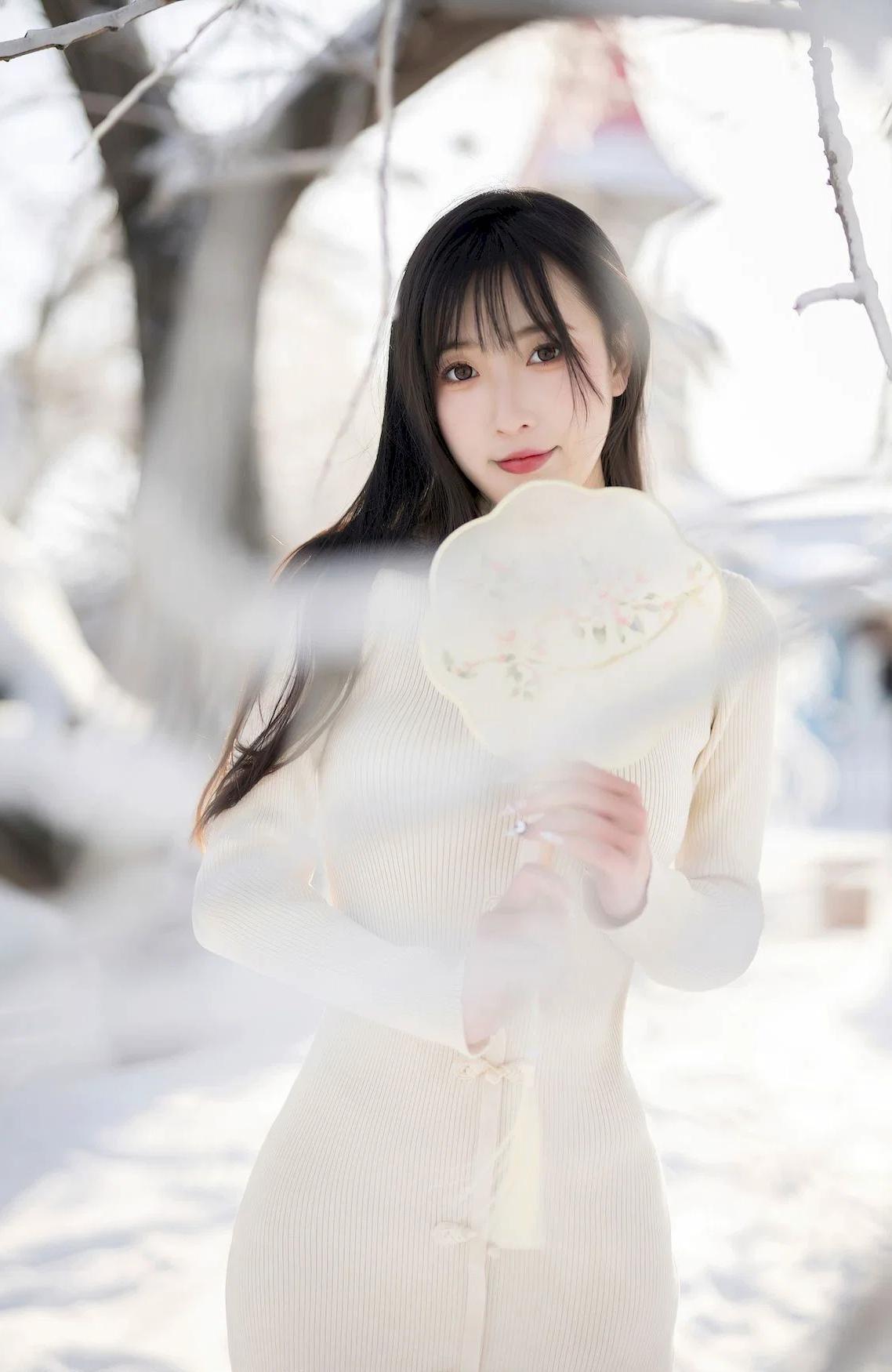 冬季的雪景和人都很美美女人像群 高清美女 高雅气质美女 高跟丝袜 丝袜美女 雪中