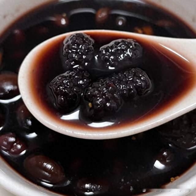 低估了黑豆的威力，一补肝血，二清内热，三养肾黑发，睡得香