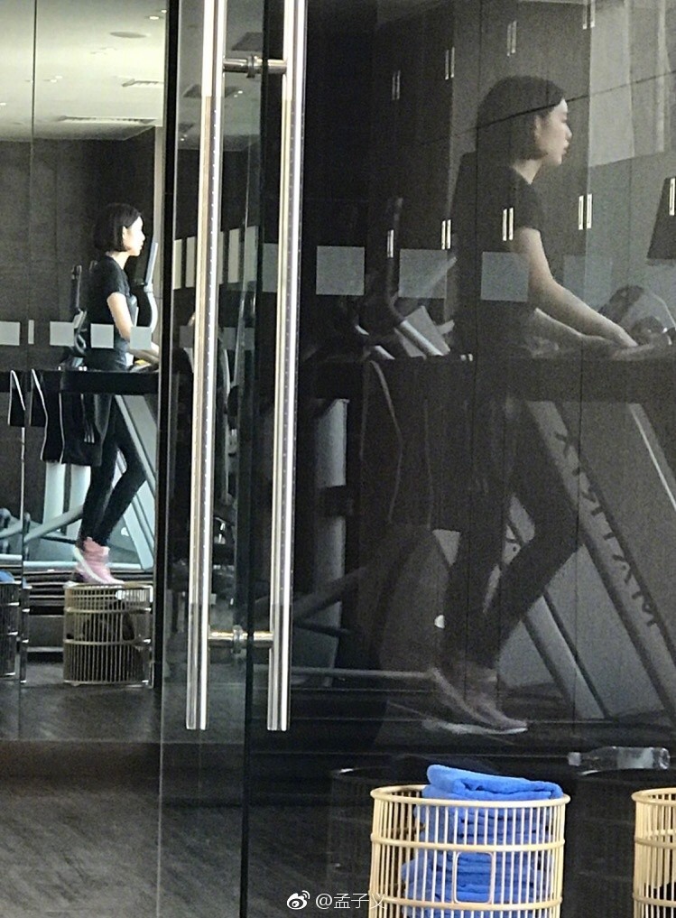 微博记录｜20170330两个我……为什么右边的我背部异常突起[污] ​ ​​​