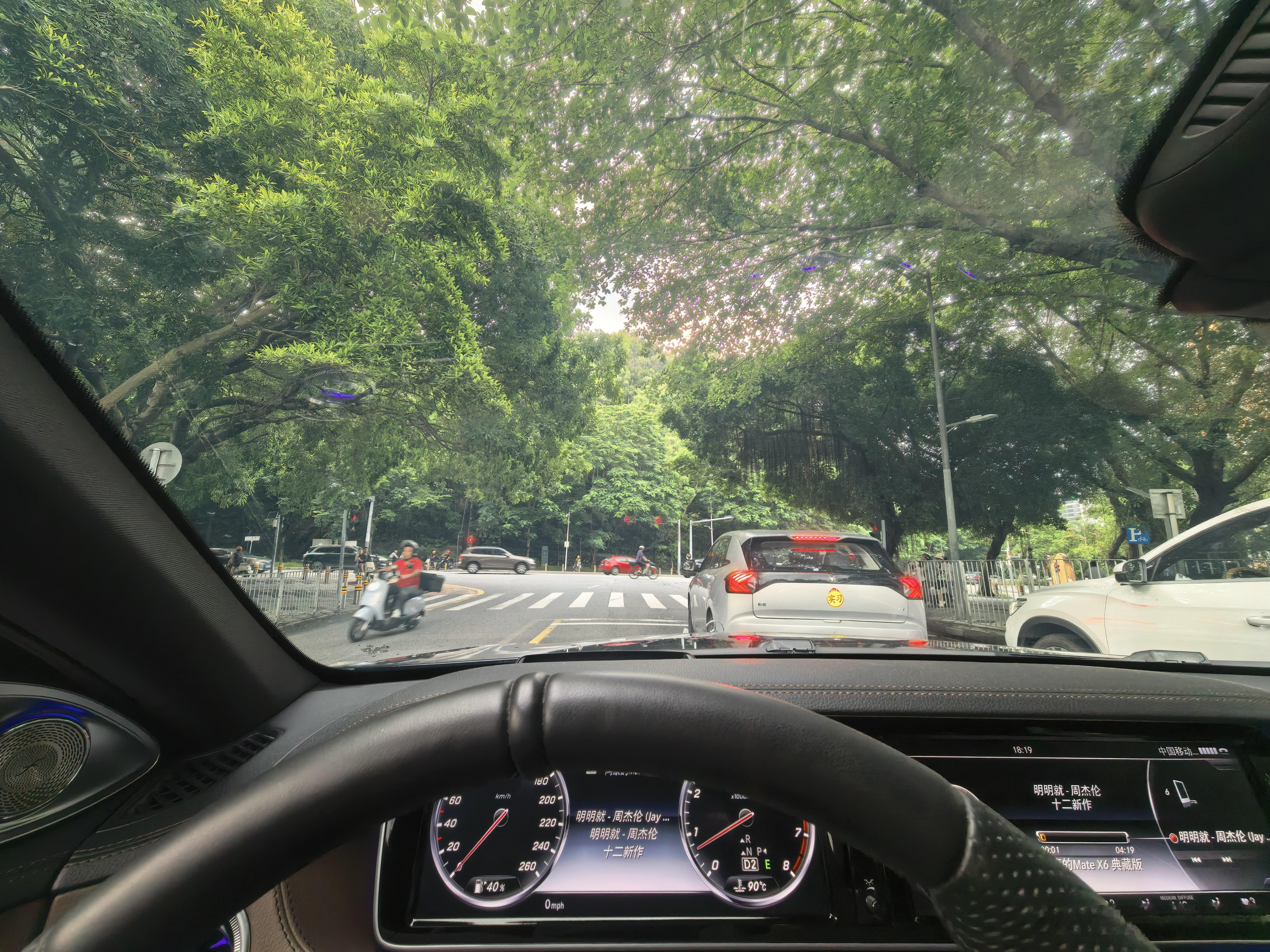 停两个车道中间？？？面对前方红灯这台实习车，我们都默契的不催促。很松弛的家门 深