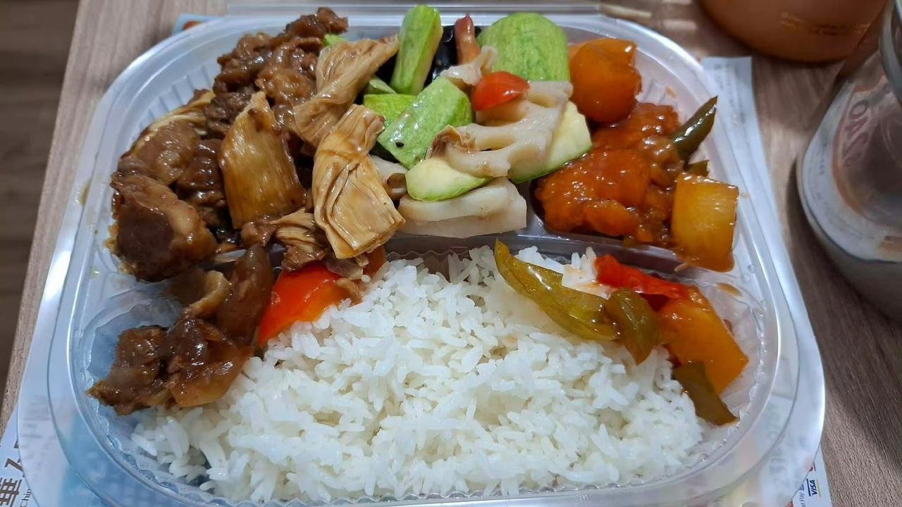 没想到香港老牌餐饮集团稻香都顶不住，开始卖两餸饭了。越来越多的港人北上消费，稻香