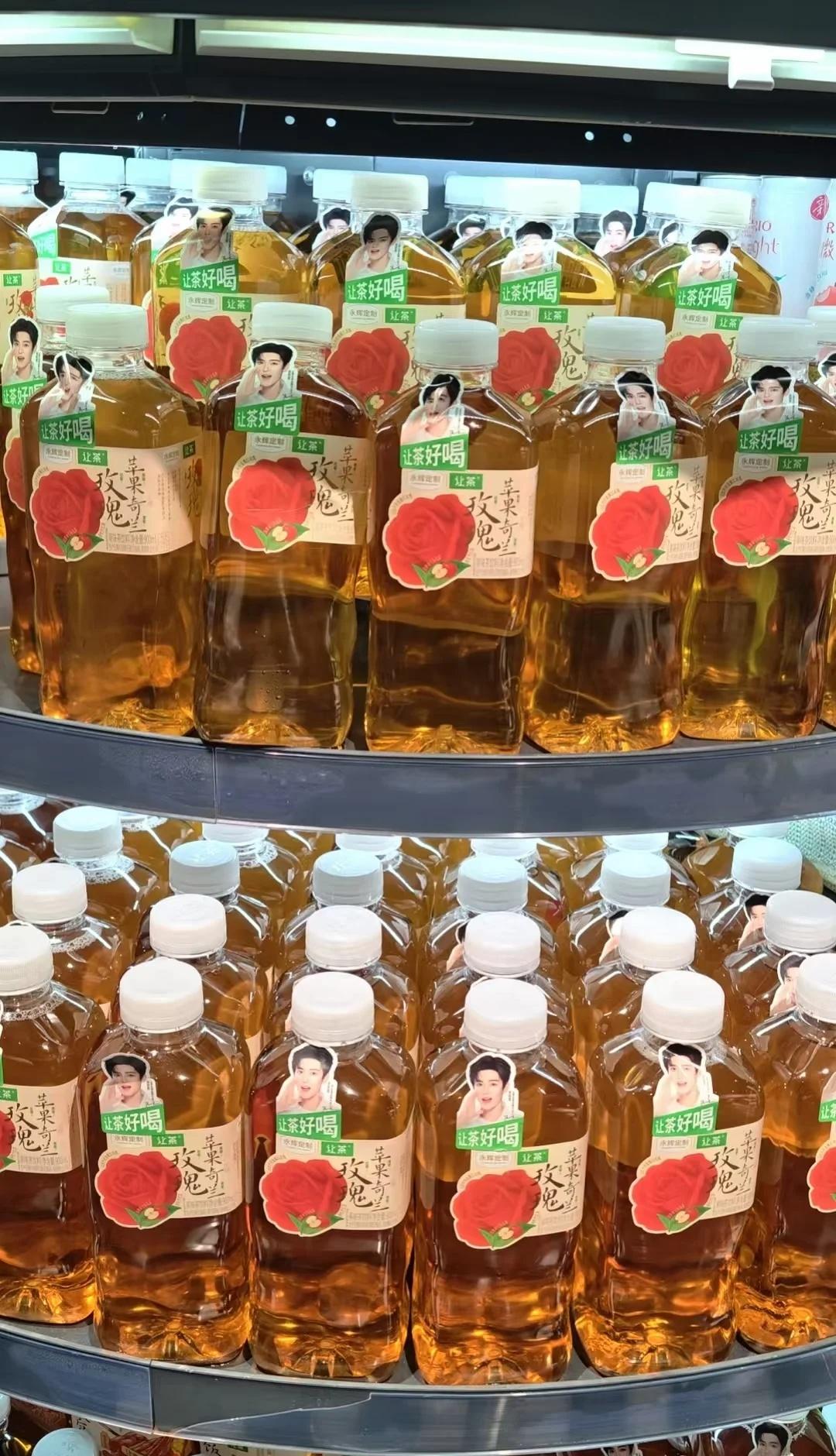 和朋友逛街一眼看到了我们小昊，拿下！
谁懂逛永辉超市一转身看到一整片小侯的救赎感