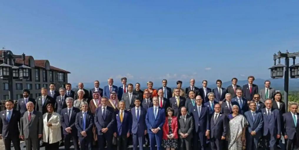 G20合照站位引热议，日本站在美国财长左右手，中国却在最后一排角落，合影风波暗藏