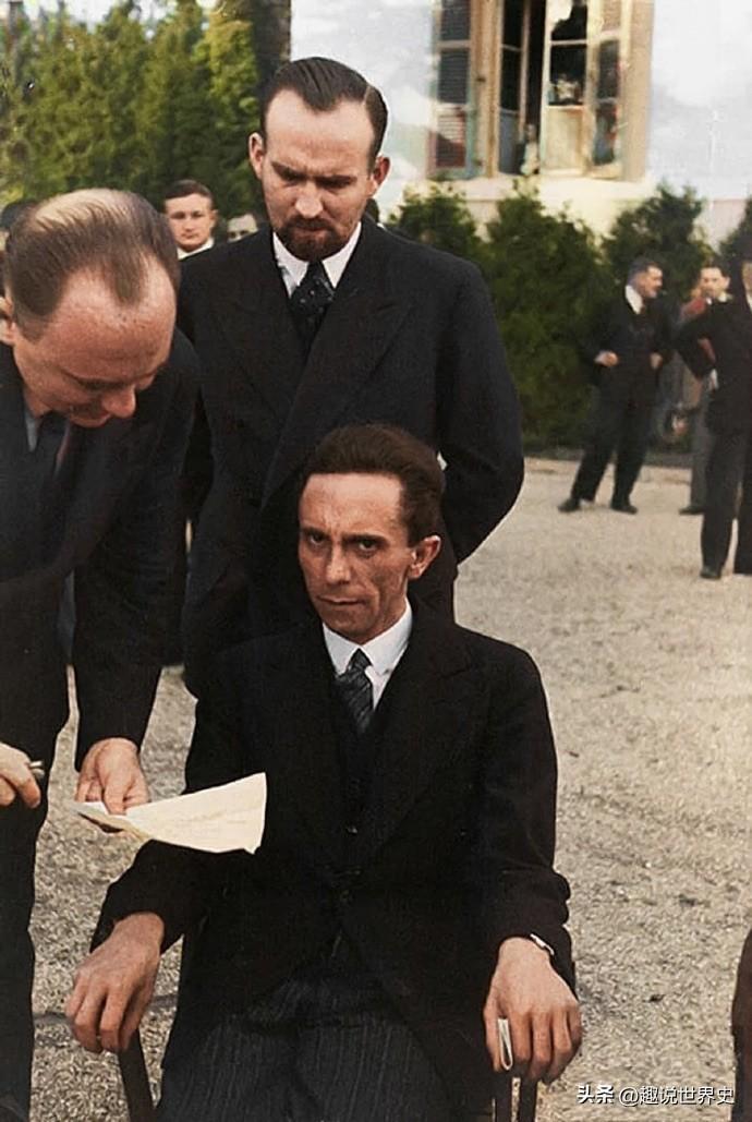 历史老照片：纳粹宣传部长的表情

1933年，出席国际联盟会议期间，纳粹德国宣传