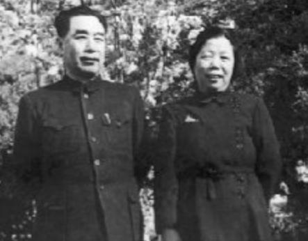 1940年秋，周恩来将父亲周贻能带到重庆一起生活。后来周恩来有一次住院动手术，这