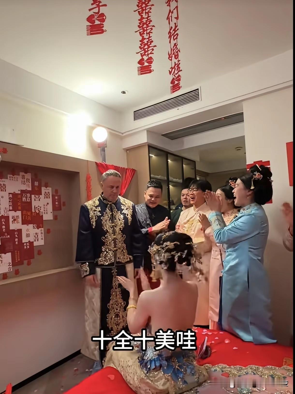 这个来自湖南的女孩在英国留学时，认识了一个比她父亲还大的英国大叔，经过一年多的热