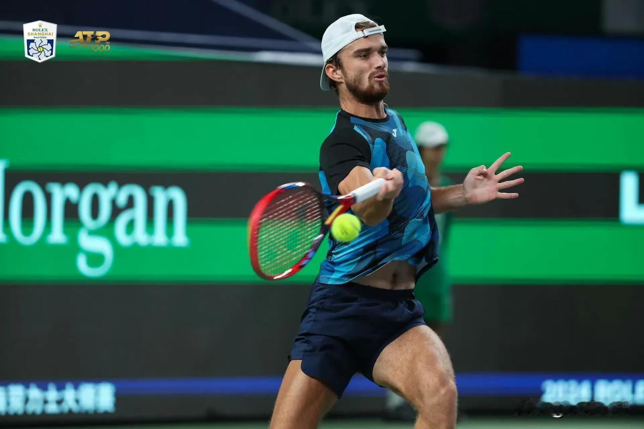 #2024上海劳力士大师赛# 今晚爆出大冷门，捷克选手马哈奇淘汰了阿尔卡拉斯。接