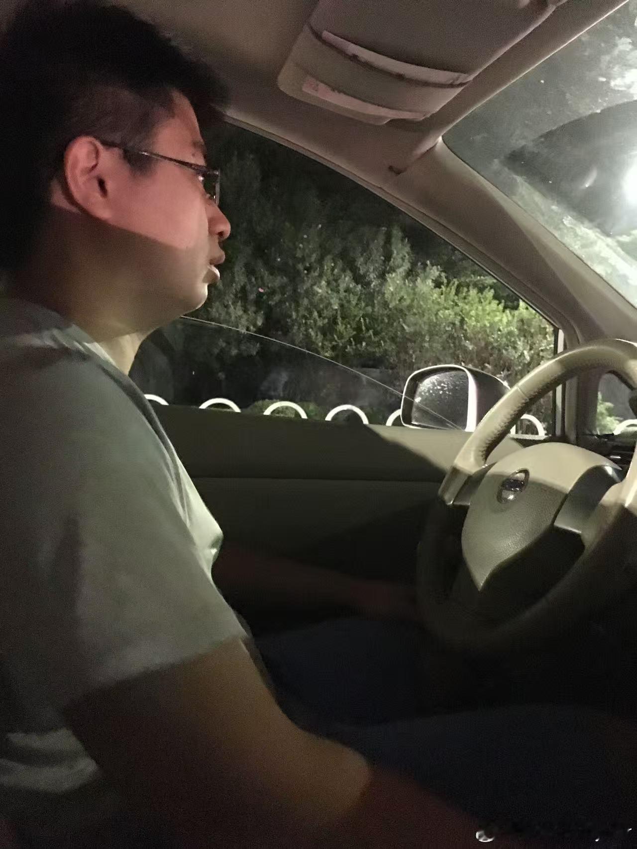 这届年轻人开始继承老爸的老车了 其实上大学的时候，我也算是继承了家里的车吧，开着