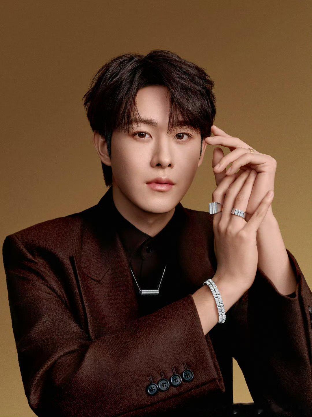 田嘉瑞直播被小狗缠住 笑到停不下来！田嘉瑞本想好好营业，结果被小狗缠住，全程被牵