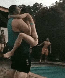 这一摔下去不死得半残废吧！本来想来个完美浪漫的亲热，还想说这年轻人真会玩，没想到