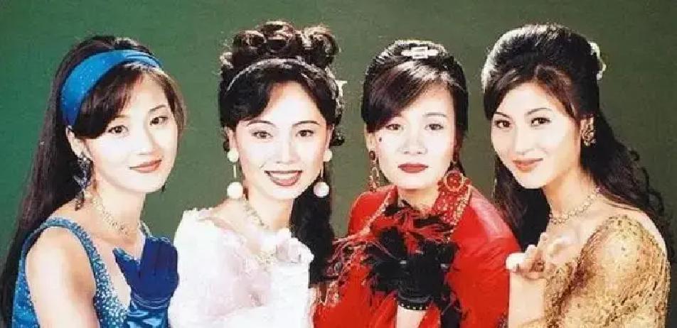 她们在后台拥抱时，指甲油还是1996年流行的绛红色。
 
28年，足够一个婴儿长