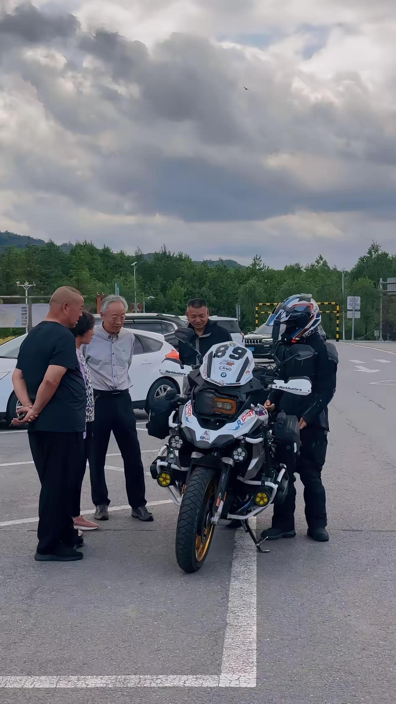 有没有懂机车的朋友，大家帮看看，这是什么牌子的机车呀？大爷们围着看了半天，都很是