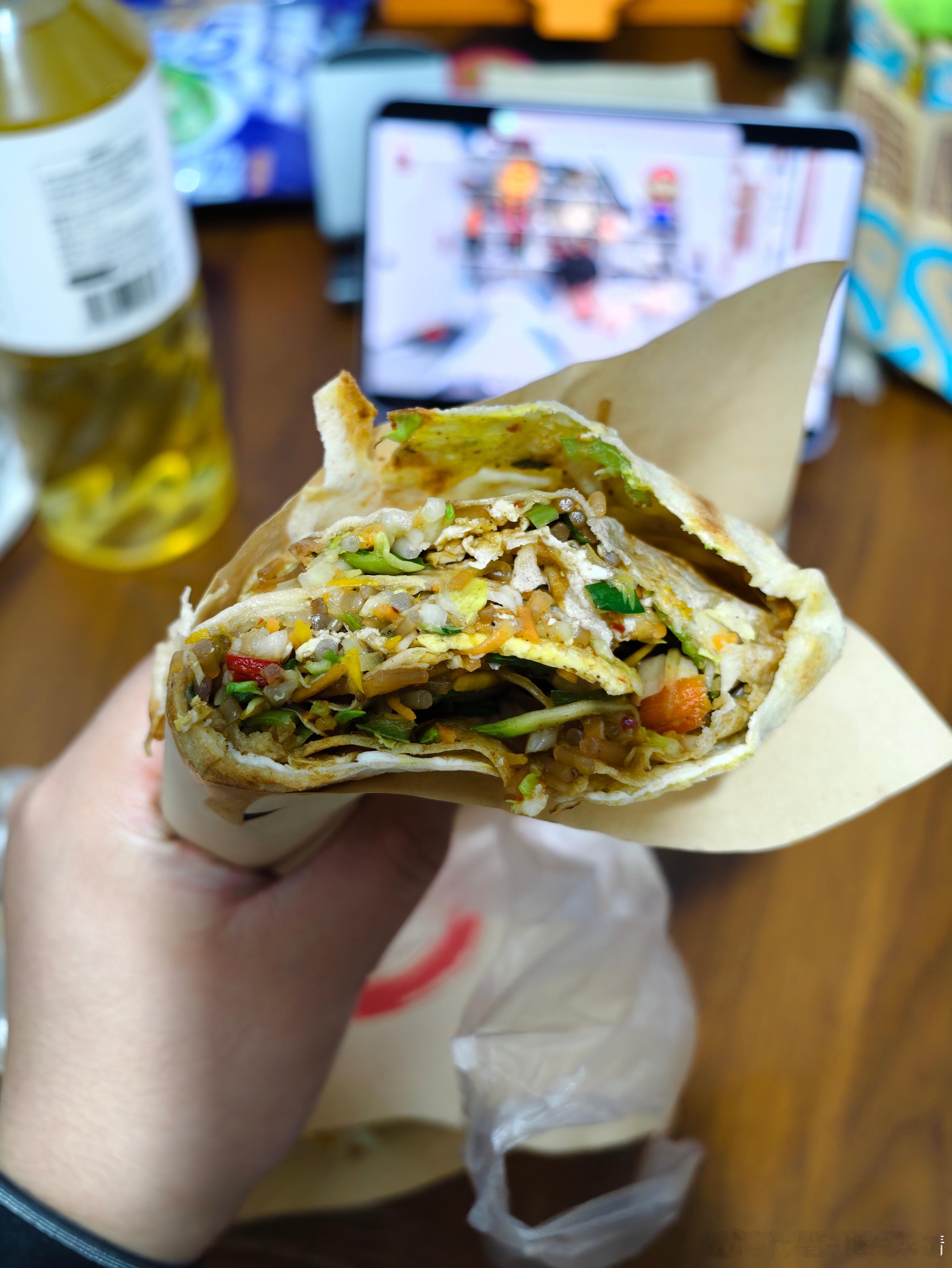 今晚晚饭～之前有朋友问我减肥能不能吃菜煎饼？减肥可以吃。不过记得让店家少放油，不