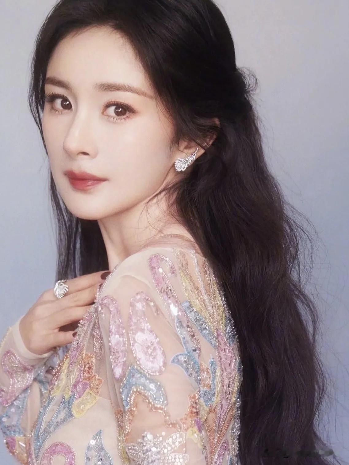 杨幂：从青涩少女到顶流女王，她用二十年诠释了什么叫"拼命三娘"。眼里有光，心中有