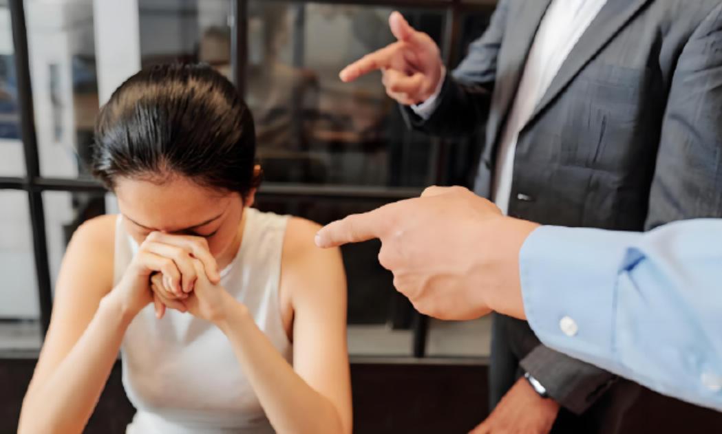 江苏，已婚男子看上了身材妖娆、长相热辣的女同事，虽然自己有老婆，却老是对人家想入