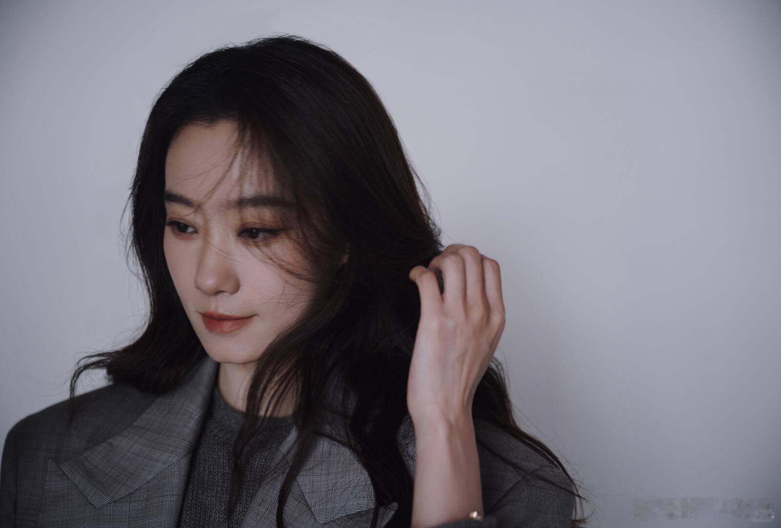 张小斐 可以坐评委腿上看电影吗 谁能拒绝斐妈这种松弛氛围感！白衬衫大片自带温柔滤