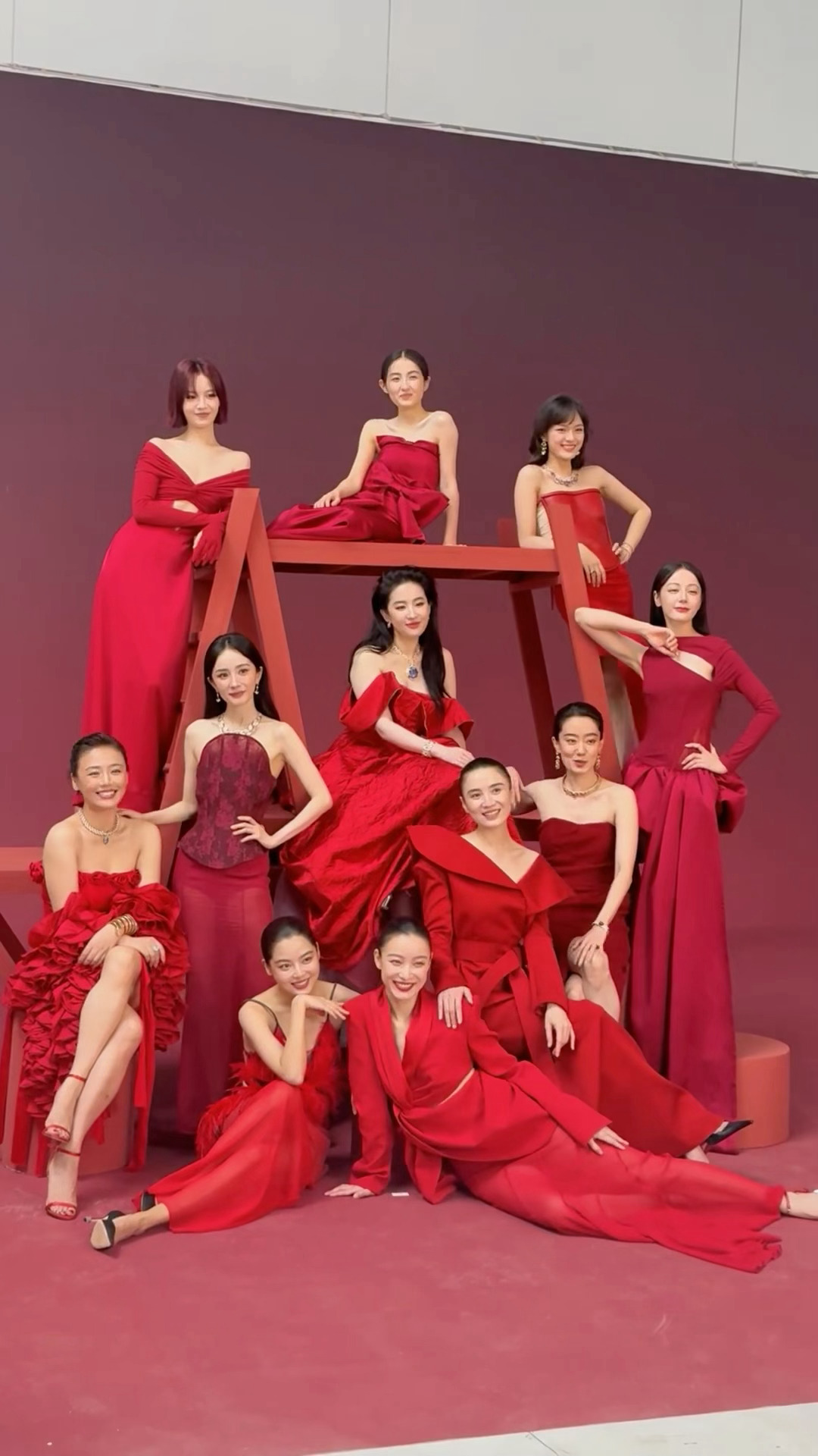 vogue金九拍摄花絮，美女如云一时间不知道该先看哪里！！[好喜欢] ​​​
