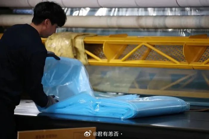 中东战事停不下来，韩国人开始疯抢垃圾袋。为什么要抢垃圾袋呢？因为石油不仅仅是能源