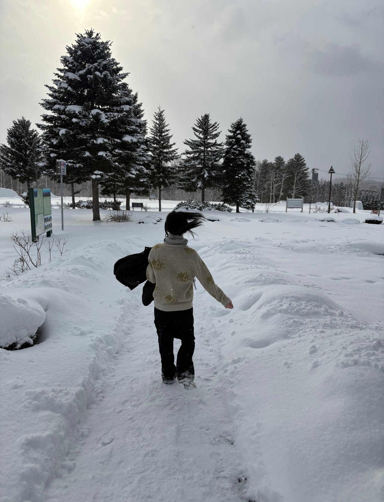 雅贤的头发：我自由了
这张咋这么好笑ᕙ(•̤᷆ ॒ ູ•̤᷇)ᕘ₊˚ahyeon