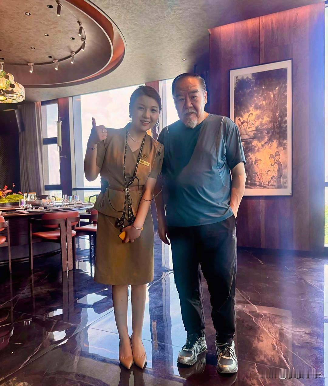 74岁郑则仕在南昌一家餐厅被偶遇，他佝偻着背，身形臃肿，看起来十分苍老，身体状况