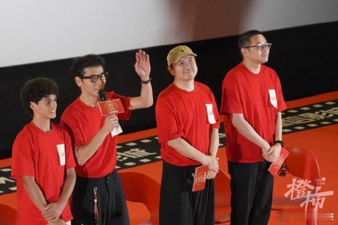 沈腾被表扬了！ 8 月 27 日，国防部例行记者会上，新闻发言人张晓刚大校，当着