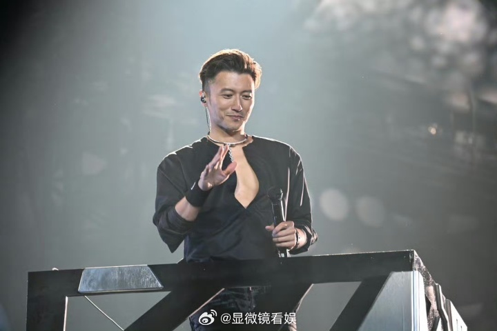 一抬头就吻上谢霆锋了救命，谢霆锋深圳演唱会的摇臂舞台太懂粉丝了！左右机械大摇臂把