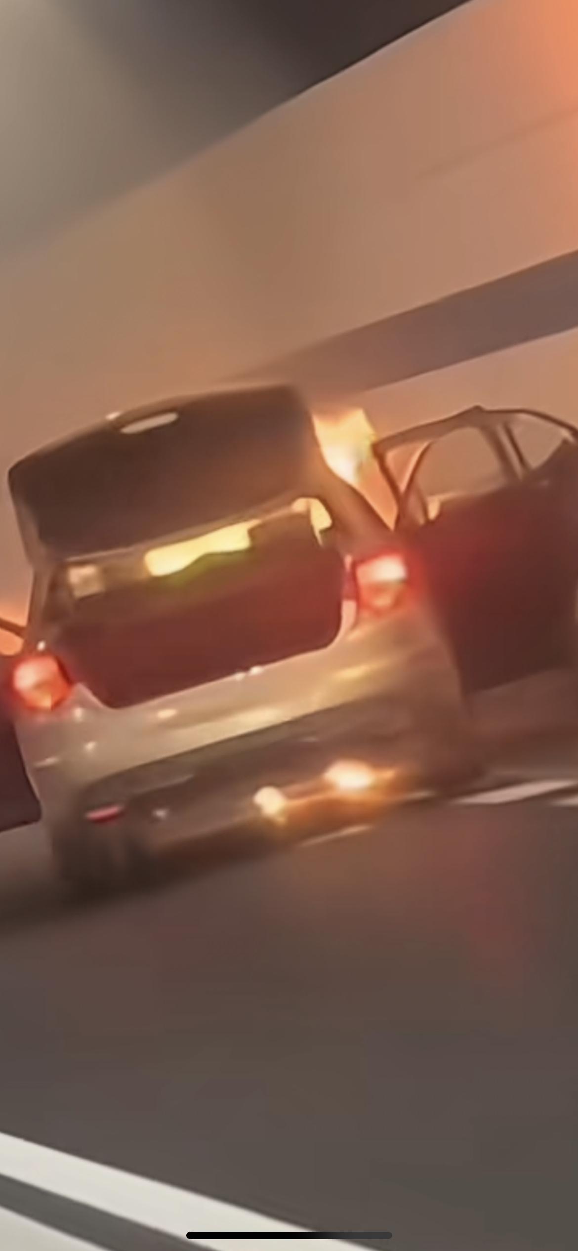 4月26日下午，浙江宁波象山G1523甬莞高速角洞岙隧道内，一汽车突发火情，现场