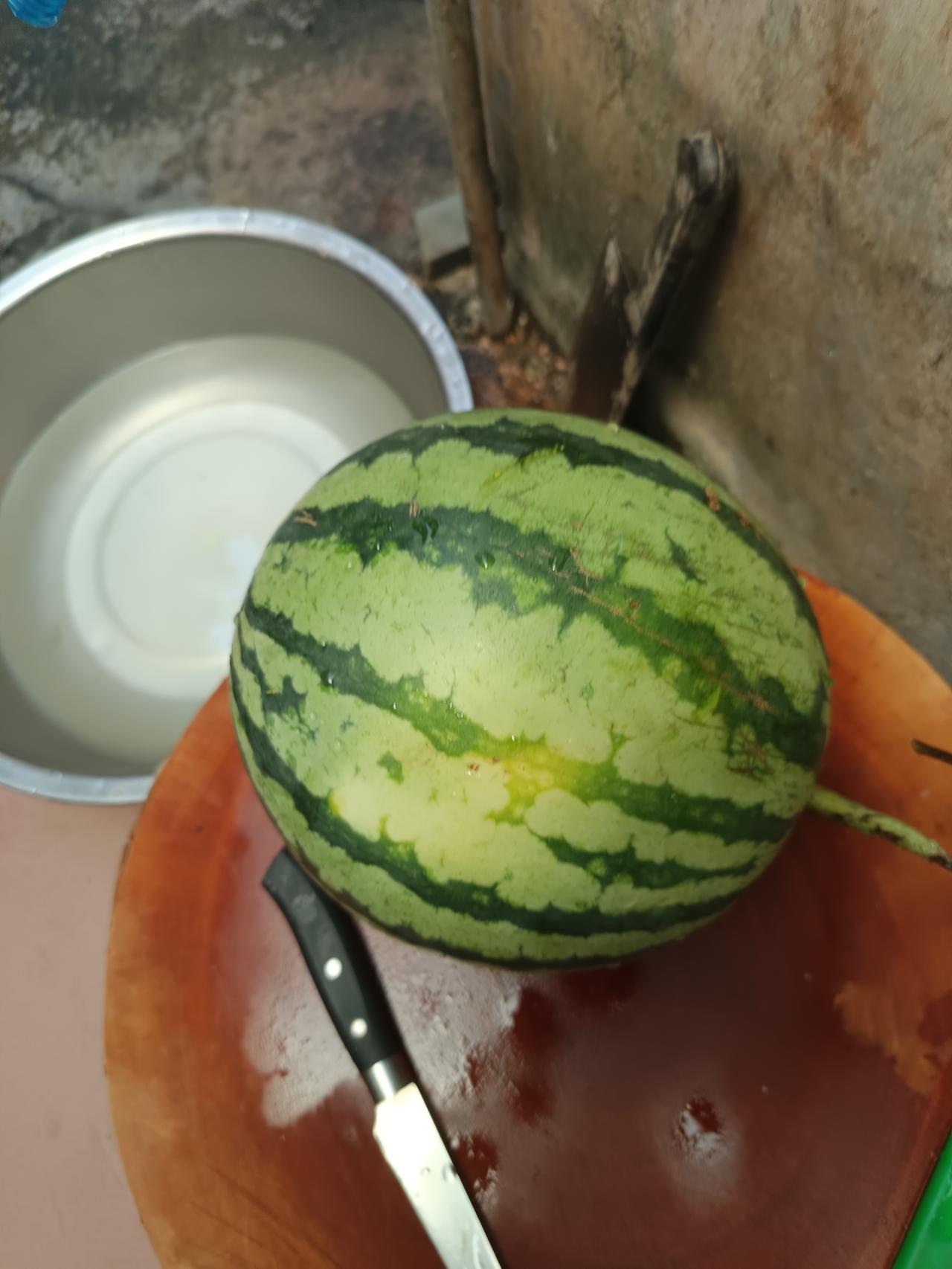 我在超市里买的西瓜
发现一个很严重的问题
但不知道怎么说才好



你敢相信吗？