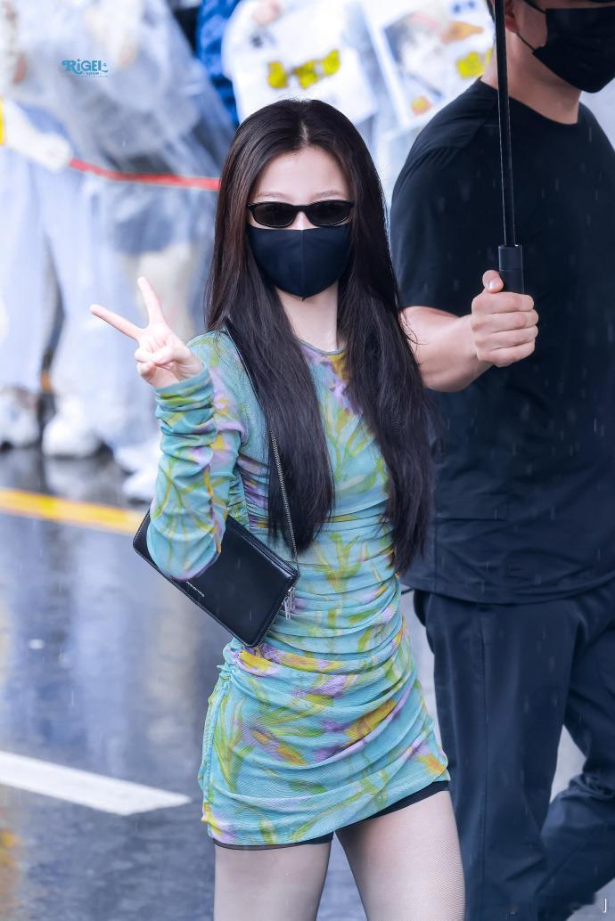 虞书欣依旧雨中出神图虞书欣下雨天出门遇到我妈妈了  墨镜口罩遮脸也挡不住的氛围感