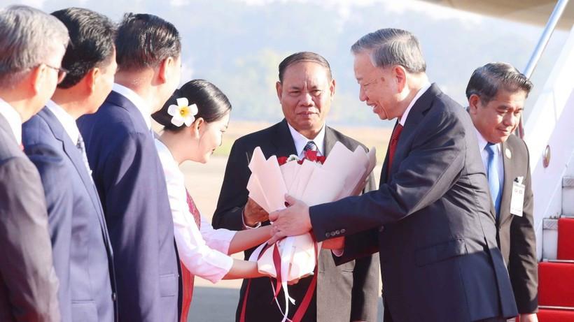 苏林、梁强和范明政等越南四驾马车一同访问老挝！这在越南的外交史上十分罕见。可见越