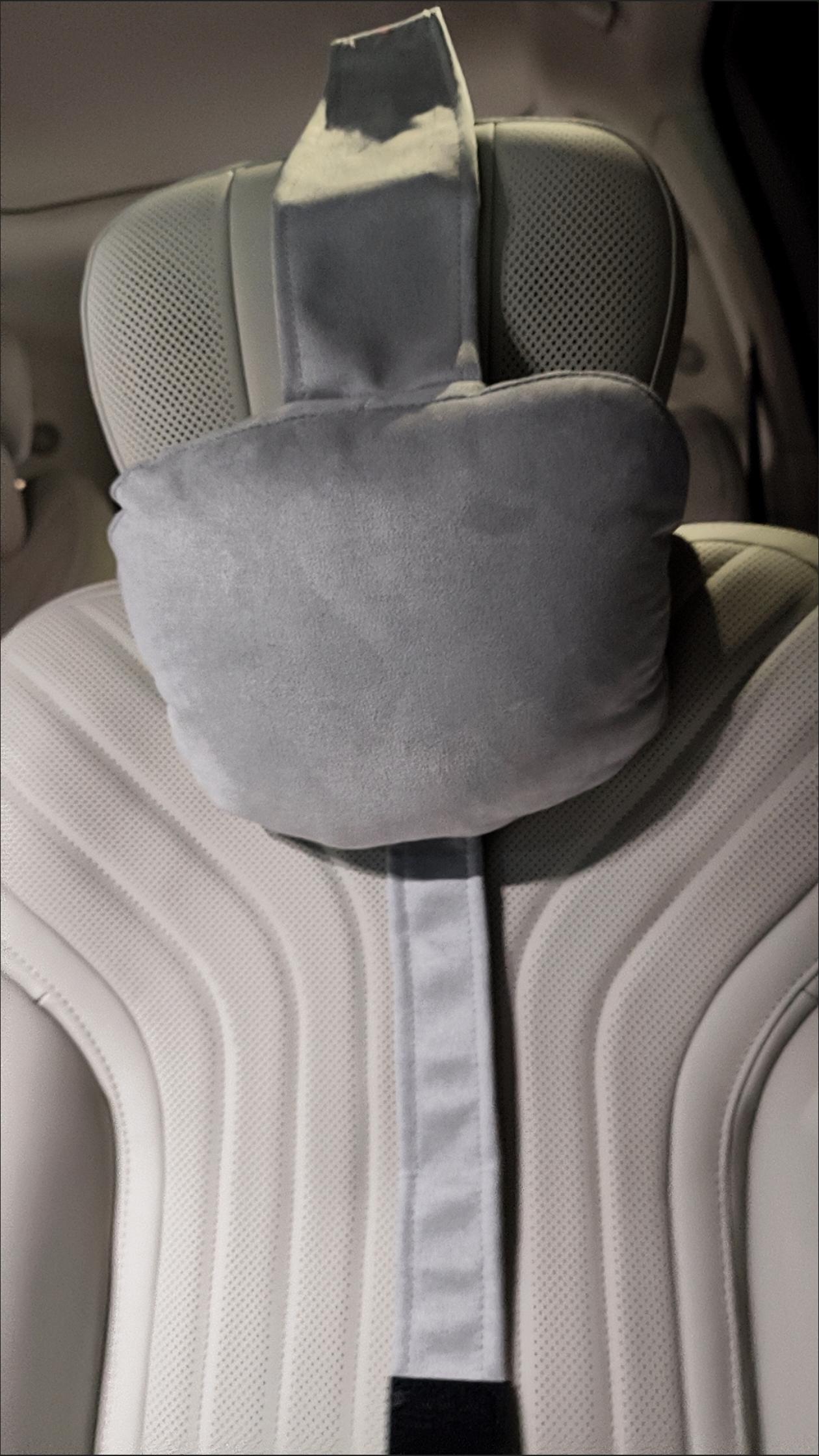 首先是车尾的搞笑车贴，超级厉害银河奥特曼（护卫队没贴，右边位置不够😁），加上一