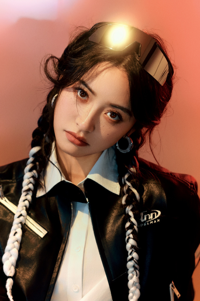 沈月这组图既有赛博的酷又自带甜妹的柔，完全就是赛博甜妹