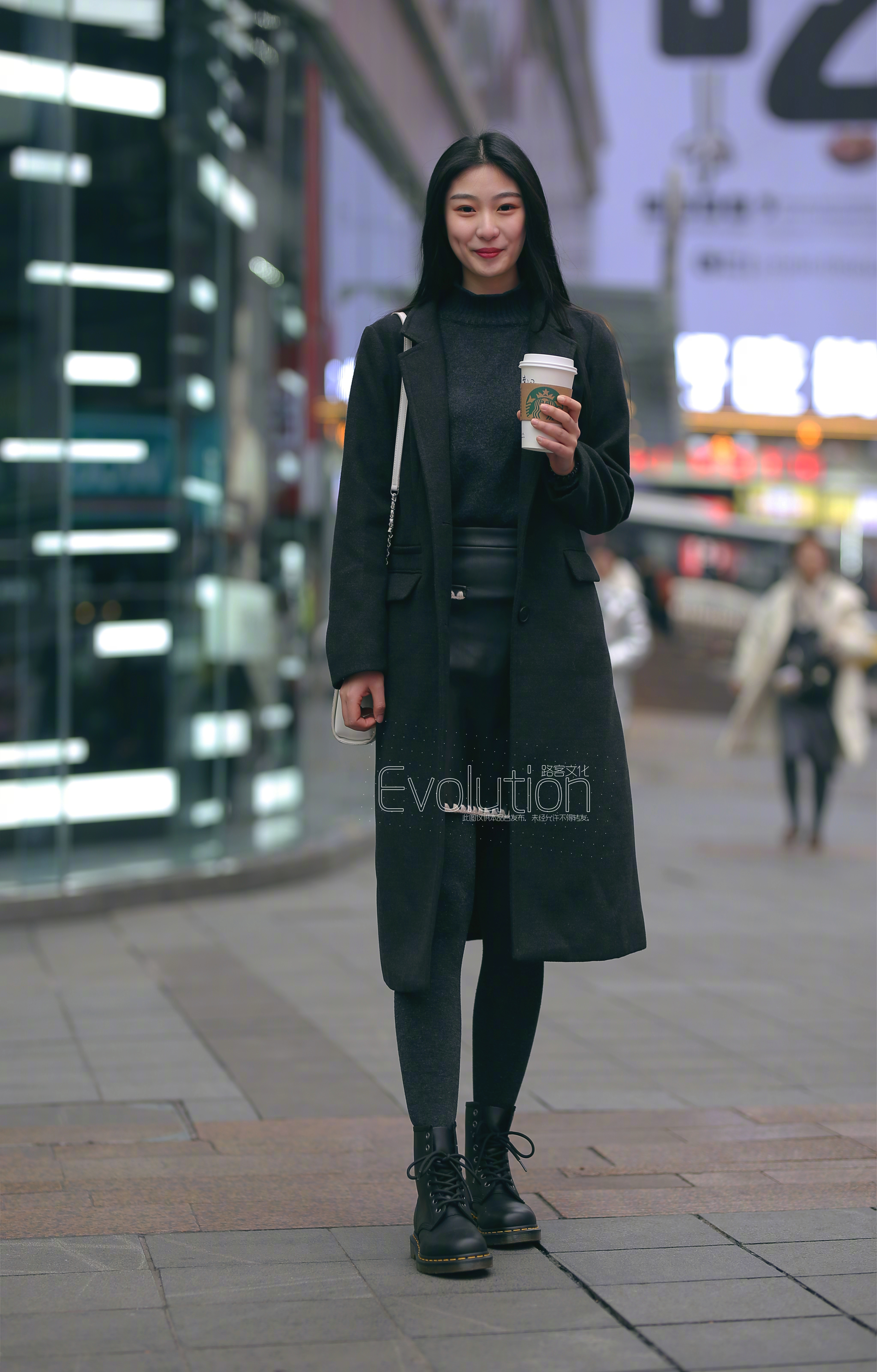上班路上的时尚穿搭，咖啡加身，完美提升气场！☕️✨ ​​​