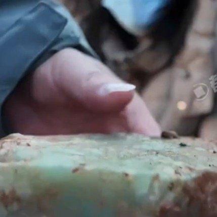 最近郑州新密市助泉寺村的山脚下突然成了“网红打卡地”，满山都是抡着小锤、拎着塑料