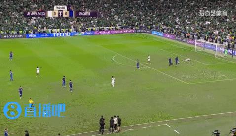 场边一句嘀咕，直接红牌罚下。
你以为第四官员就是个摆设，站在那儿看看VAR，递递