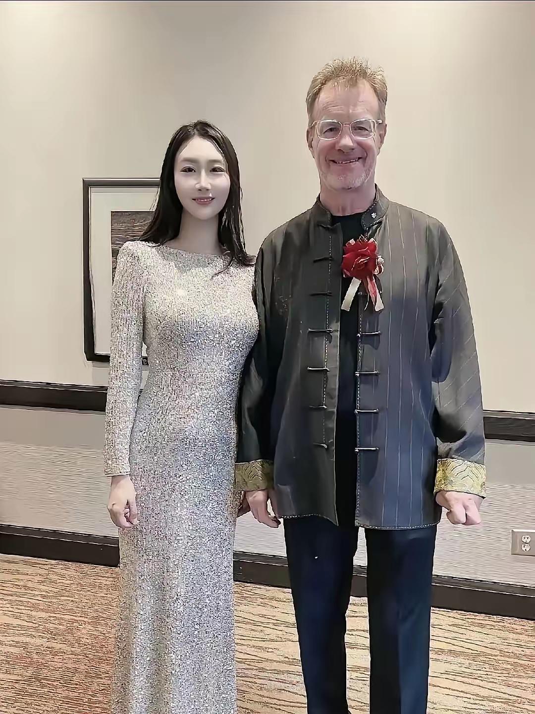 差距太惊人了！加拿大籍的“大山”在中国生活了将近20年，迎娶温柔漂亮的重庆妻子甘