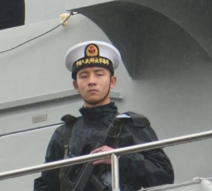 我个人觉得，我国可以对日本地震灾区施以援手，但是运送我国救援物资和人员的船只不能