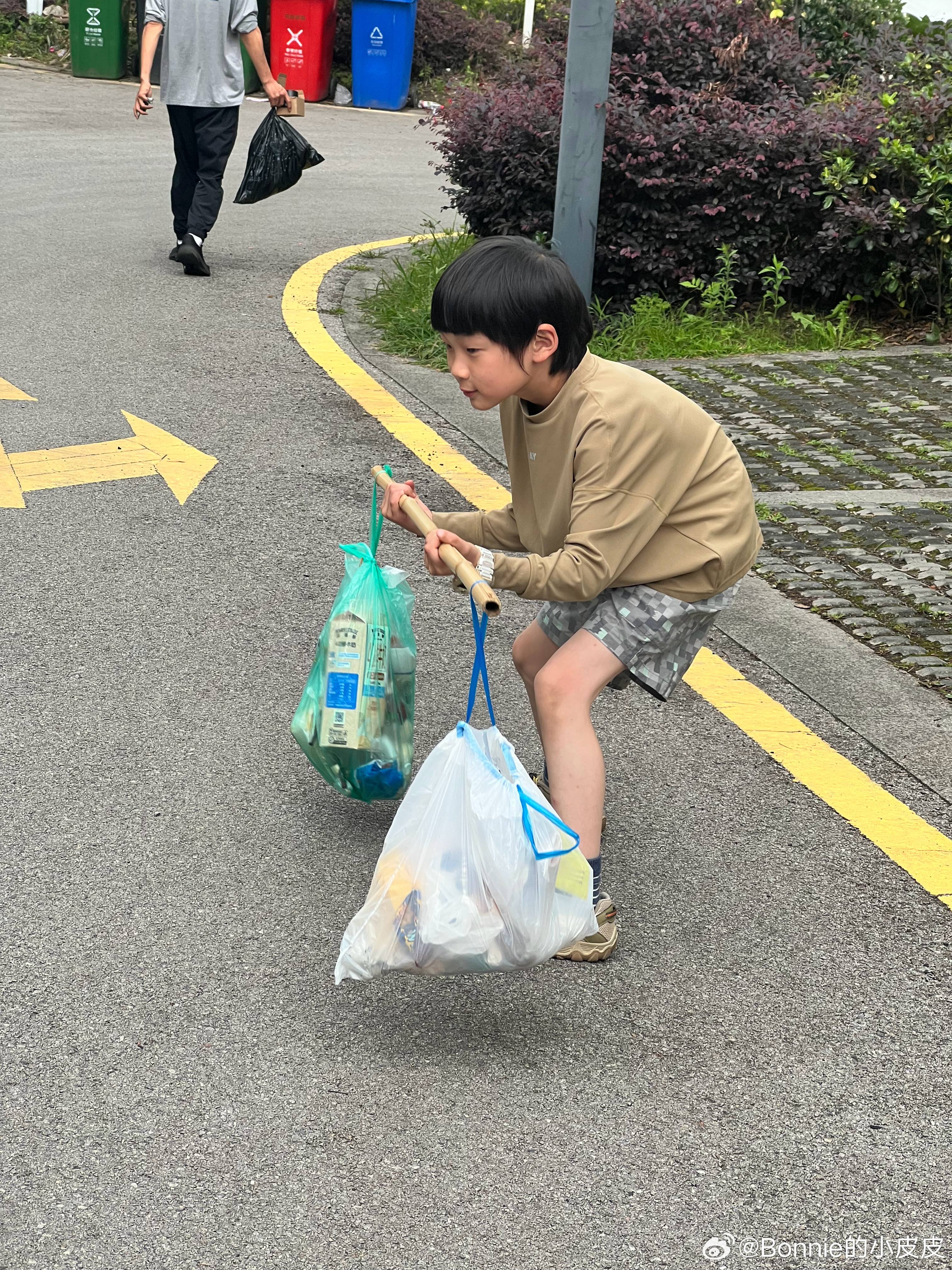 和爸爸一起去丢垃圾一不小心发现他挑起了扁担
