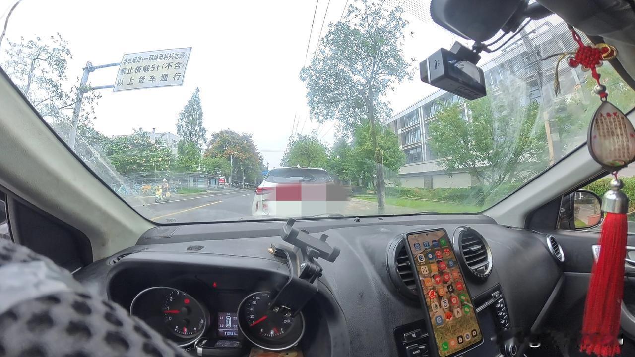 如今这4S店，服务模式是越来越向银行看齐了，连修个车都得分个普通客户和VIP。