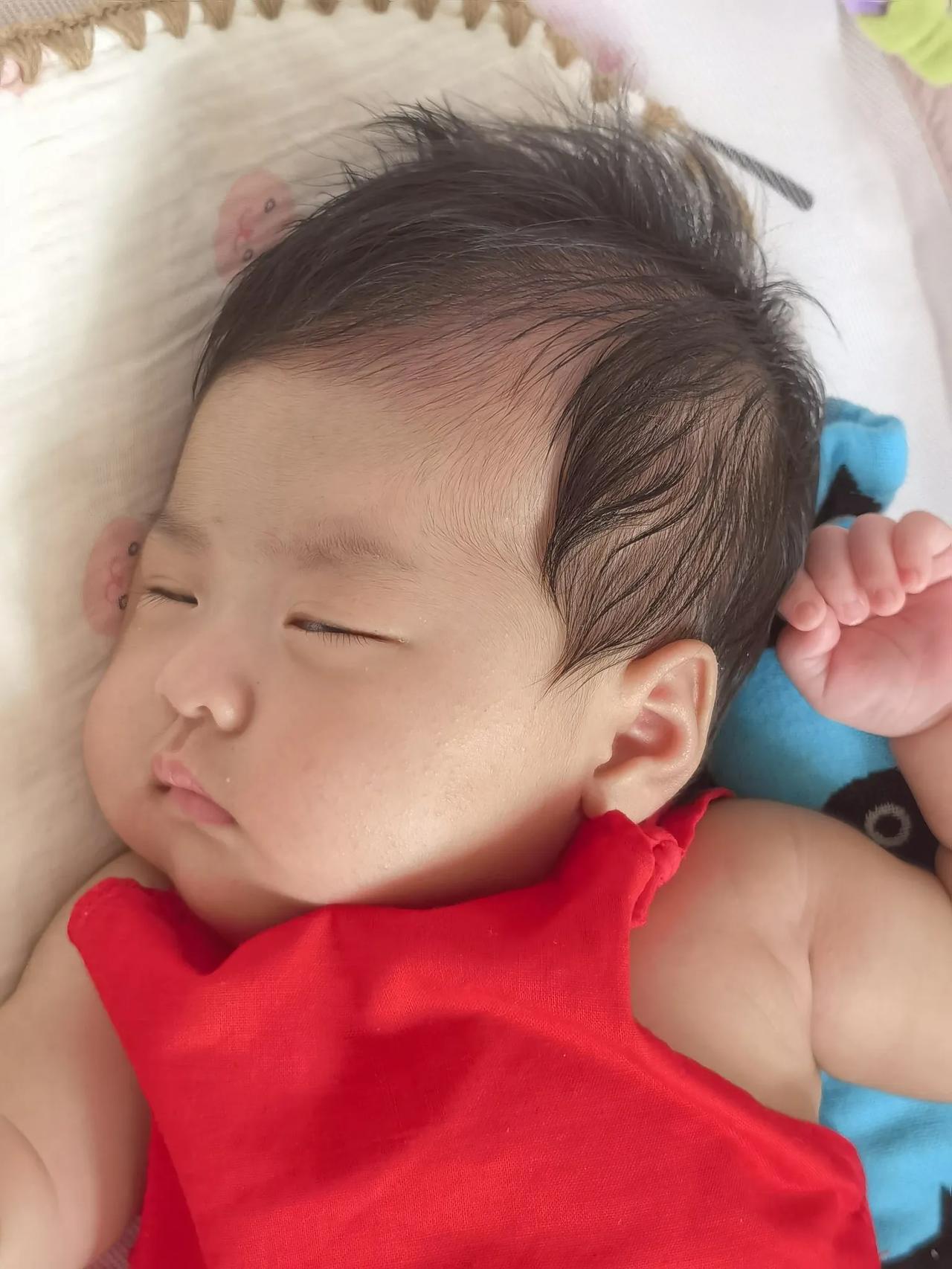 我家外孙女喜乐今天整51天了，一天一样，小胳臂都有了小藕节，捕捉到了睡梦中的微笑