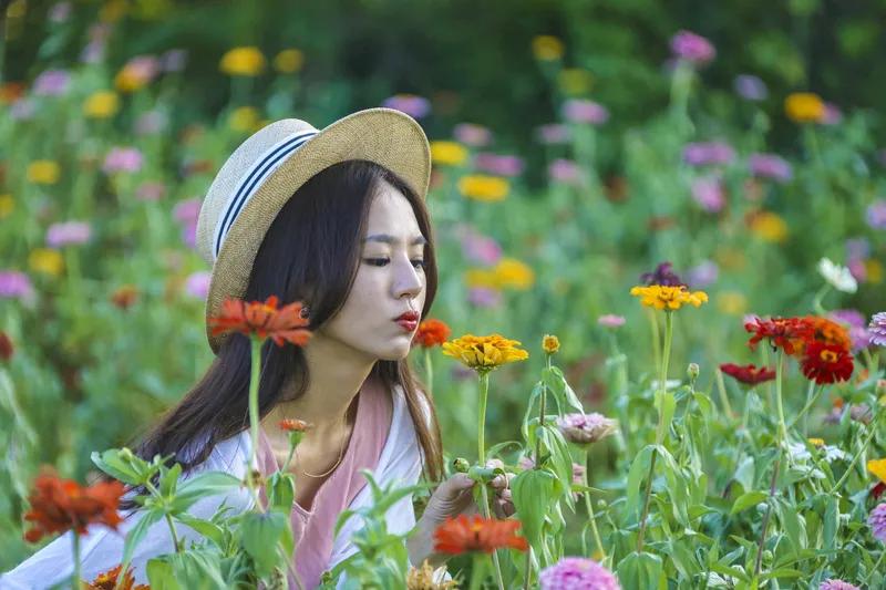 无题
姑娘美丽露大腿，
清纯善良甘甜嘴。
想要嫁给高贵帅，
定好缘份抓机会。