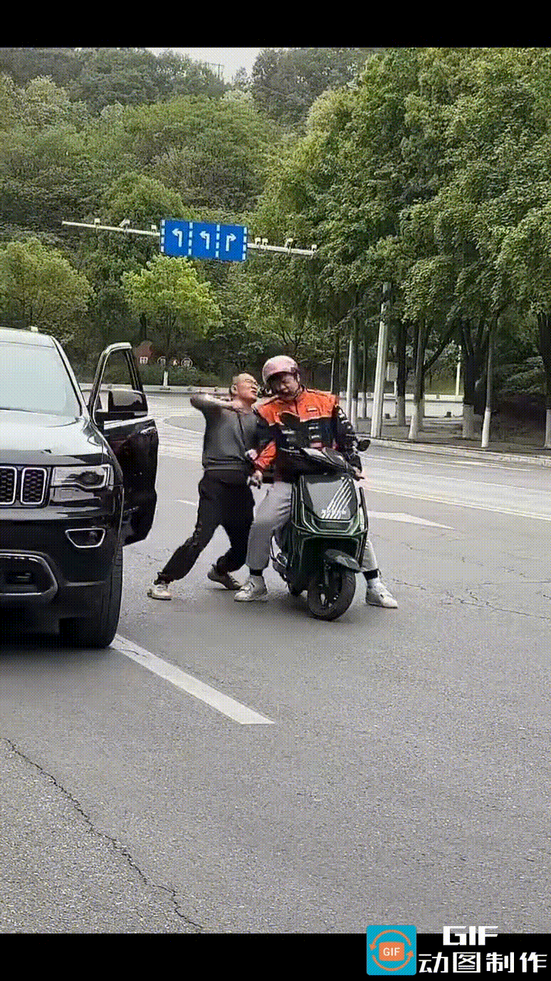 越野车和外卖小哥发生了刮蹭，车主打开车门走下来，二话不说，对着小哥头部就是狠狠两