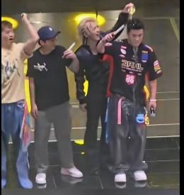 鹿晗演唱会的泼水环节满满的欢乐，鹿晗拿水泼向陈赫，再把水泼到自己身上。
这个互动