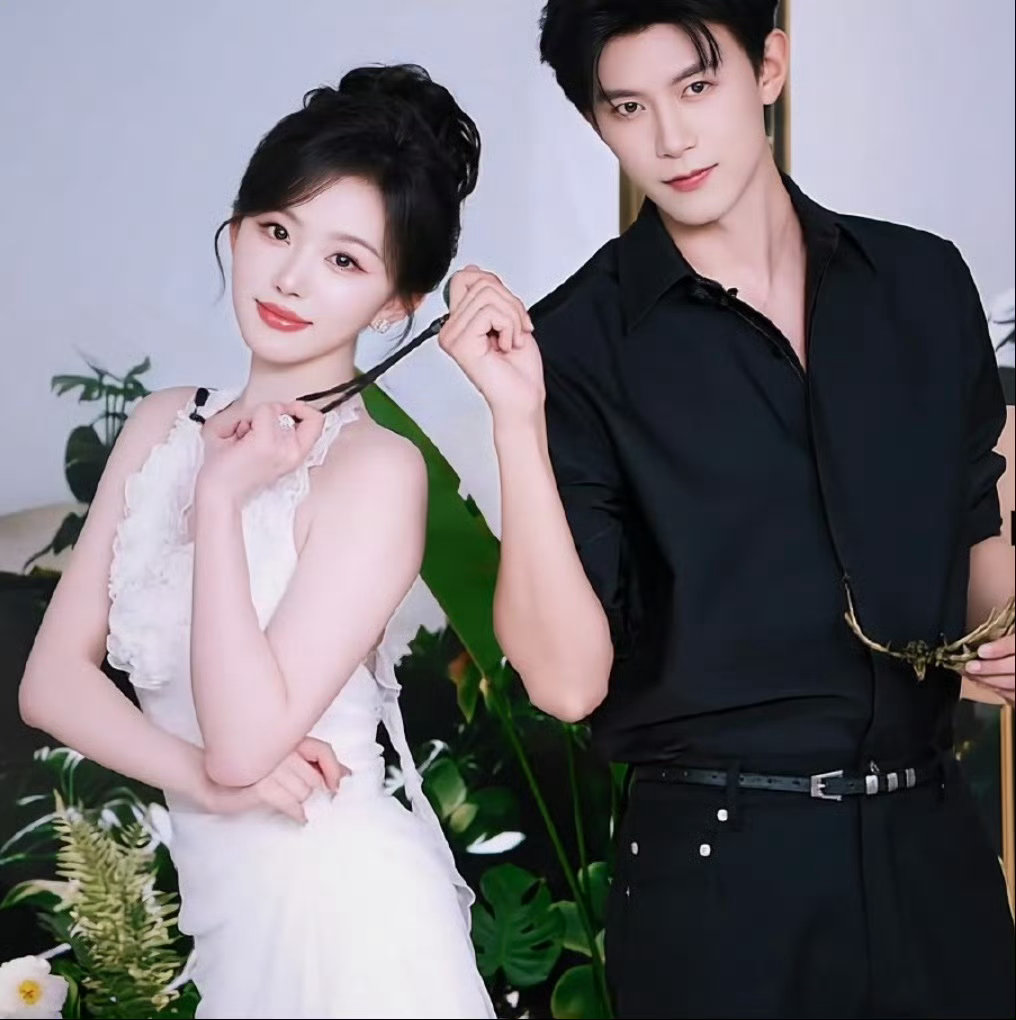 支持孔雪儿带邓凯上恋综孔雪儿邓凯二搭持续圈粉，高颜值组合同框超吸睛，氛围感甜度双