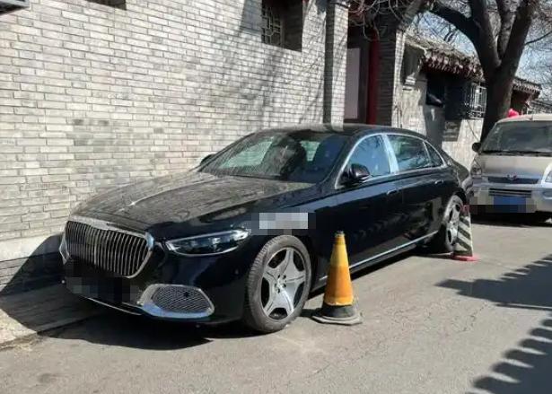 为什么在北京胡同里，几十万的私家车宁愿落满灰当“摆件”，车主也绝不敢轻易打火开走