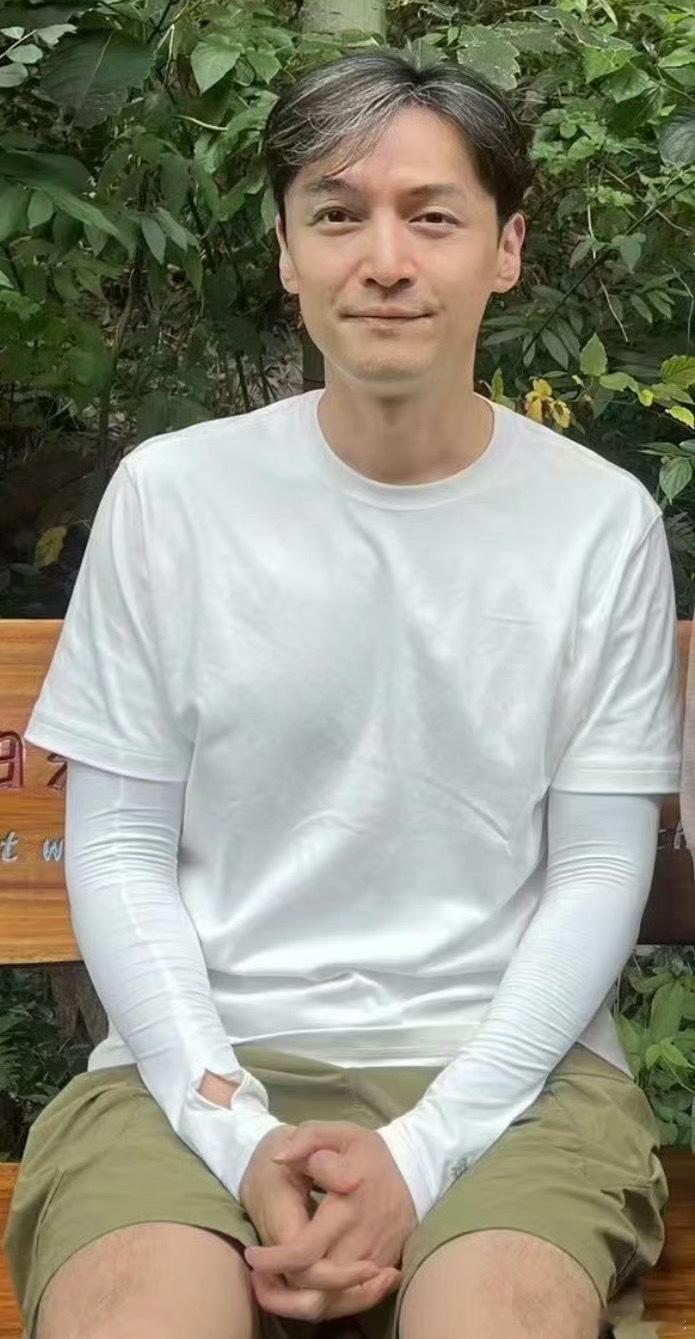 #胡歌白发这么多了#看到胡歌老师最新的动态啦！很松弛的一种状态。看到他头发白了很