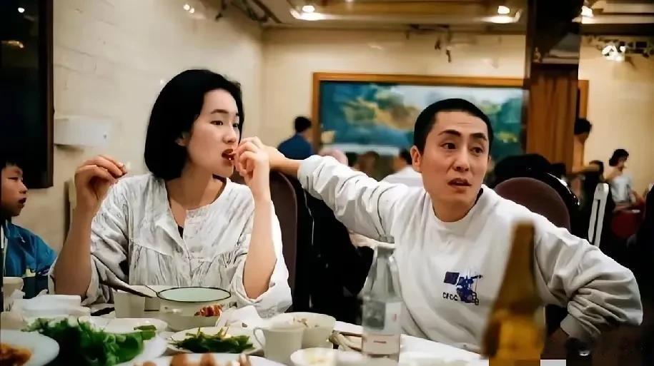 其实，巩俐一点也不漂亮
虽然，那时的她才28岁
但是，也没有觉得她哪里好看，很普