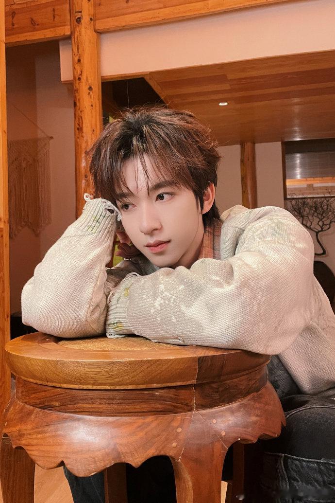 贺峻霖这么多年一直这么会拍照 